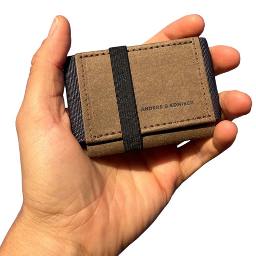 Eine Hand hält das A&K smart portemonnaie mit Münzfach im Kleinformat und zeigt ein minimalistisches Design