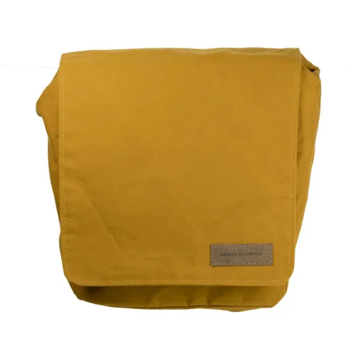 Bauchtasche in Senfgelb mit langem Deckel gegen Regen.