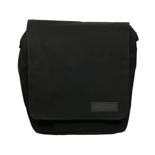 Gürteltasche in schwarz mit dezentem schwarzen Logo.