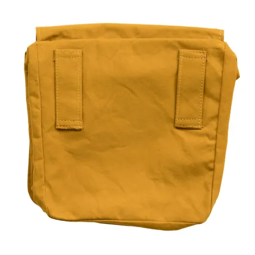 Die Bauchtasche hat Gürtelschlaufen durch die Gürtel gängiger Breiten passen.