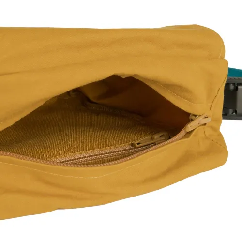 Auf der Innenseite gibt es separate Tasche mit Reißverschluss.