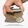 Mann zeigt den geöffneten A&K LITE Card Holder mit Karten, Scheinen und einigen Münzen.