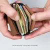 Kleines Leder Portemonnaie mit vier cleveren Fächern für viele Scheine.