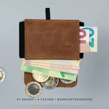 Kleines Portemonnaie aus Leder in der Farbe Cognac und Bankkartengröße.