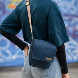 Shoulder bag in indigo blue with beige cotton strap