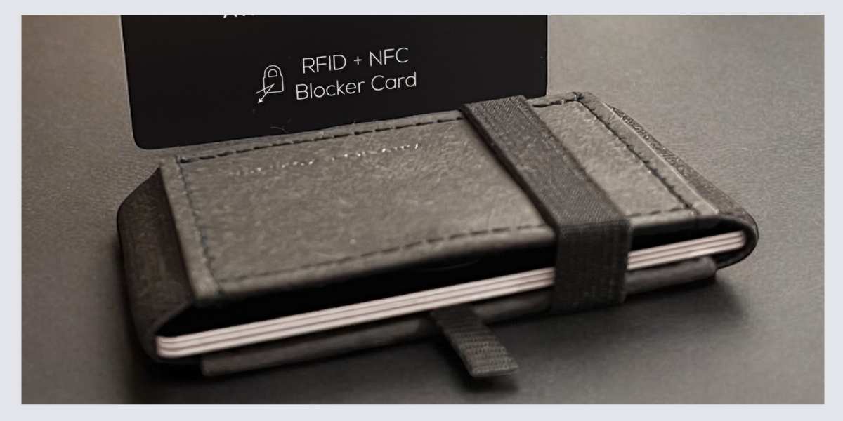 Bestes Slim Wallet mit Münzfach und RFID-Schutz, für Karten und Scheine – das MINI PRO ist hochwertig und in Schwarz auf dunklem Hintergrund zu sehen.