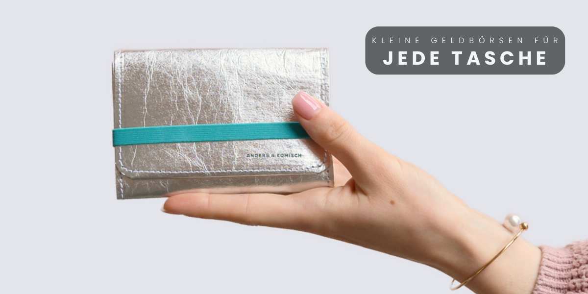 Kleine Geldbörse für Damen in Silber – von einer Frau gehalten, um das schlanke Design zu zeigen.