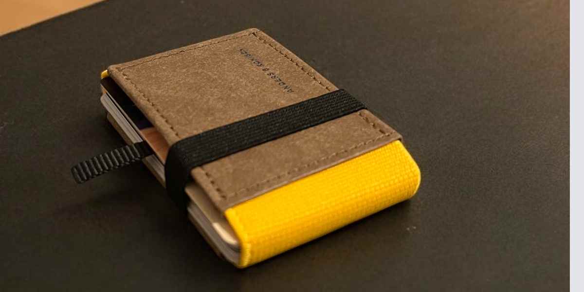 Kleines Portemonnaie für Damen in Kreditkartengröße – Slim Wallet in Braun/ Gelb für Karten, Scheine und Münzen.